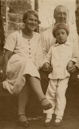 А.Н. Сысин с женой и дочерью. Ок. 1926 г. Фото из библиотеки Института им. А.Н. Сысина.