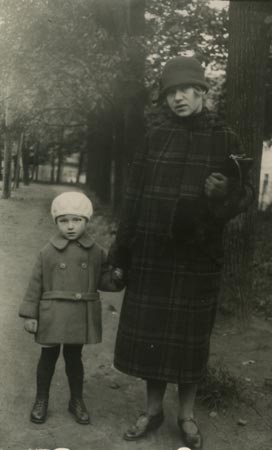 А.М. Сысина с дочерью. 1926 г. Фото из библиотеки Института им. А.Н. Сысина.