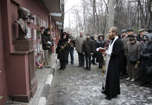 Отец Олег Макаренко служит литию. Фото И. Барышниковой. 
